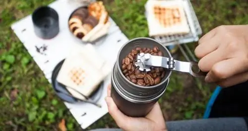 Станьте бариста с этой готовой к путешествию кофеваркой