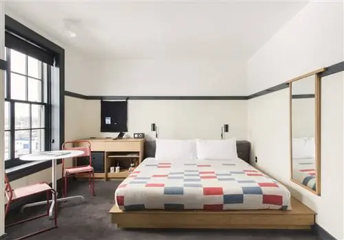 Дизайн Ace Hotel Pittsburgh, вдохновленный спортивным и школьным зданием, отсылает к прошлому здания как YMCA.