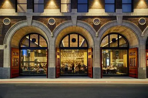 Detroit’s Foundation Hotel открылся в 2017 году в исторической штаб-квартире старейшей пожарной службы Мичигана.