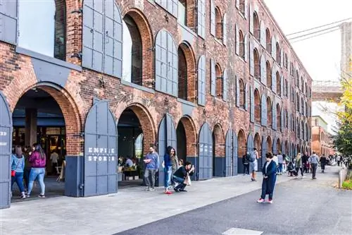 Зайдите в DUMBO, чтобы насладиться видами, магазинами, первоклассным театром, рынком Time Out и многим другим. Зайдите в DUMBO, чтобы насладиться видами, магазинами, первоклассным театром, рынком Time Out и многим другим.
