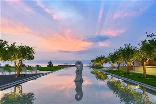 Лимонный сад в отеле Kempinski Ishtar Dead Sea предлагает спокойствие и вид на Мертвое море.