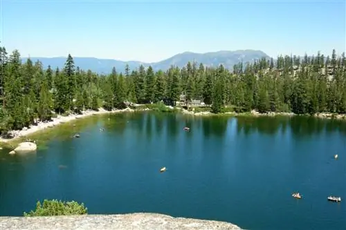Тропа Ангорских озер довольно проста, и вы можете прыгнуть прямо в воду, чтобы освежиться в летние месяцы.