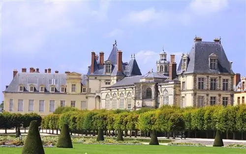 Château de Fontainebleu - один из самых больших замков Франции.