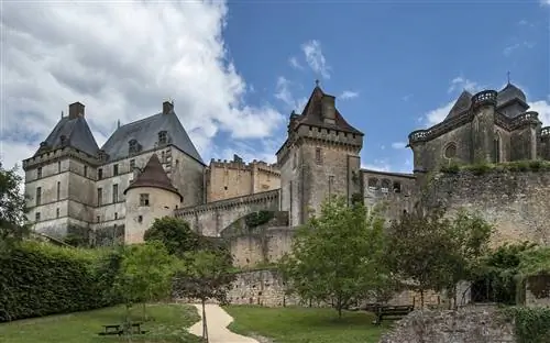 В Шато-де-Бирон регулярно проходят художественные выставки, концерты и театральные представления.