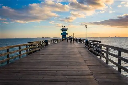 Прогуляйтесь вдоль пирса Сил-Бич на закате, чтобы завершить день живописно.