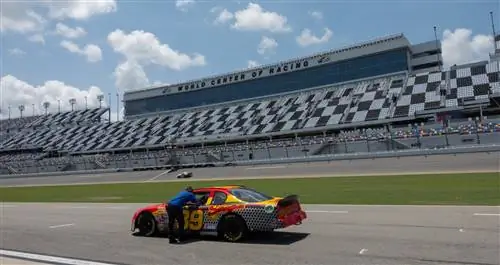 Nascar Racing Experience - НАСКАРСКИЕ ГОНКИ НАСКОЛЬКО РЕАЛЬНЫ! УПРАВЛЯЙТЕ гоночным автомобилем NASCAR самостоятельно! После встречи водителей с начальником экипажа, обучения и инструктажа садитесь за руль и управляйте гоночным автомобилем NASCAR, чтобы участвовать в гонках на время на лучших гоночных трассах страны. Нет ведущей машины, за которой нужно следовать, и нет инструктора, который едет с вами, пока вы едете от 5 до 48 минут трекового времени. Получите индивидуальные инструкции от наблюдателя по двустороннему автомобильному радио.