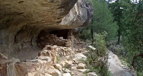 Тропинка и жилища на скалах, высеченные в камне, Уолнат-Каньон, Аризона