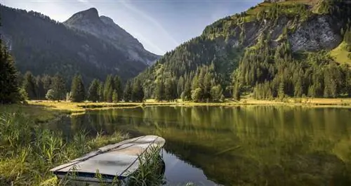 Крытая лодка у горного озера