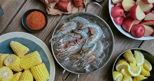 Креветки и кукуруза в мисках