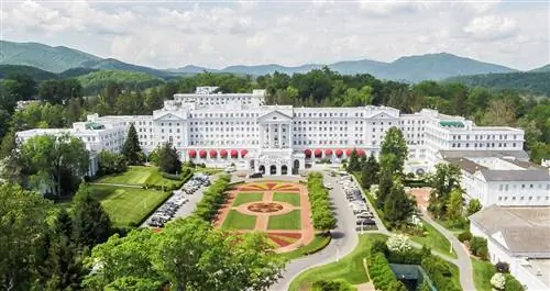 Детализированная лужайка перед широким белым зданием