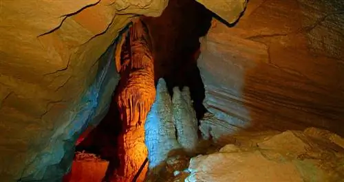 Пещера с оранжевым и синим освещением.