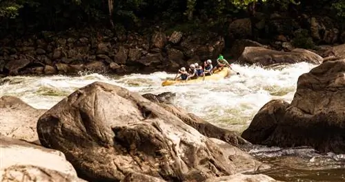 Группа сплавляется по реке