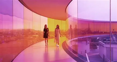 Пара идет по дорожке из фиолетового и оранжевого стекла