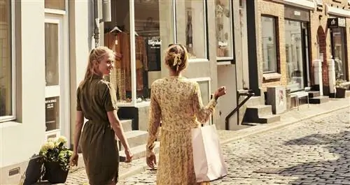 Пара идет по торговой улице