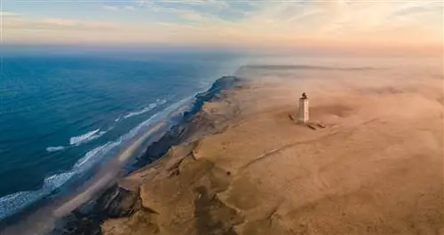 Одинокий маяк в пустыне у моря