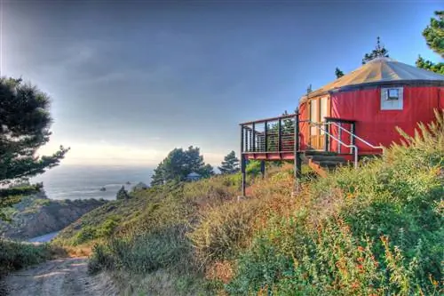 Остановитесь в юрте с видом на воду на курорте Treebones Resort.