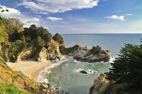 В части государственного парка Джулии Пфайффер Бернс в любимом районе Биг-Сур есть два кемпинга над знаменитым водопадом Макуэй.