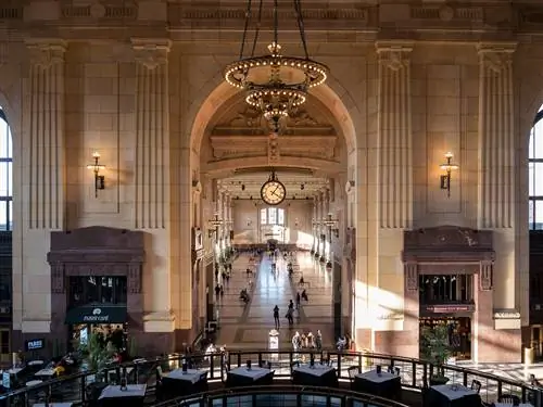 Union Station - это гораздо больше, чем транспортный узел, здесь есть рестораны, театр, научный центр и многое другое.