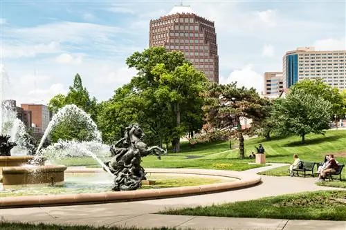 Фонтан Милл-Крик, один из самых известных фонтанов KC, был построен в Париже.