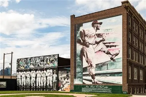 Чтобы увидеть некоторые из самых захватывающих произведений искусства KC, отправляйтесь на улицу, чтобы проверить все фрески.