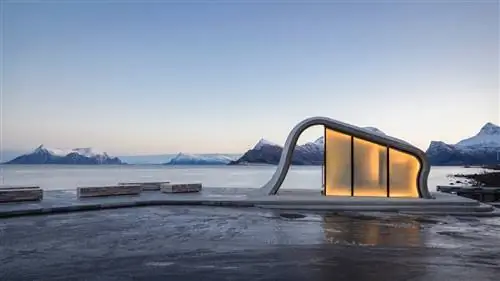 Toalettbygget pÂ Ureddplassen ved fylkesveg 17 i GildeskÂl, Nordland, Nasjonal turistveg Helgelandskysten. Архитектор для bygget: Haugen/Zohar Arkitekter. Ландшафтный дизайн: Инге Дальман, Landskapsfabrikken. &copy; Фото: Стейнар Скаар / Statens vegvesen