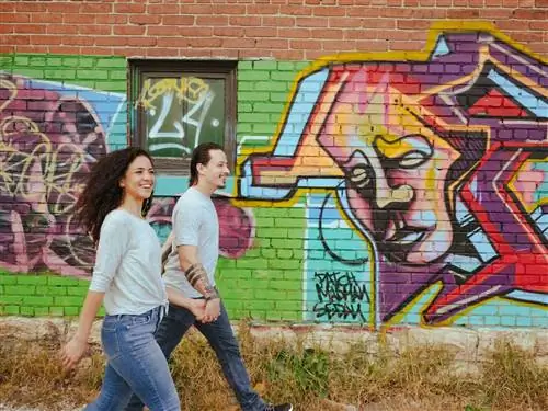 Масштабные фрески и красочные картины в районе Crossroads Arts District