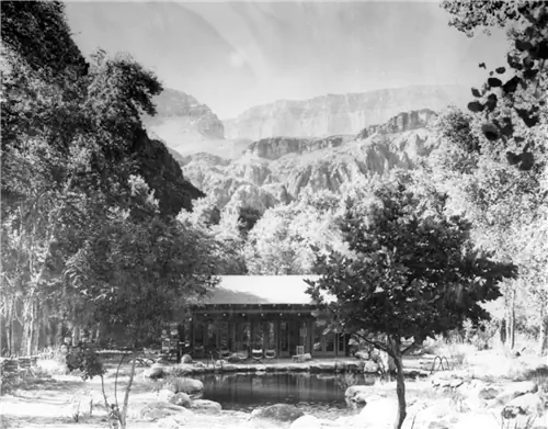 Вид на ранчо Фантом к югу от бассейна и здания отдыха, около 1930 г.