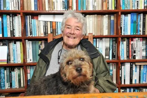 Легендарная Дервла Мерфи и ее верный компаньон, терьер по кличке Вурзель.