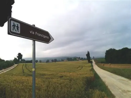 Вы пройдете через итальянскую сельскую местность по улице Via Francigena.