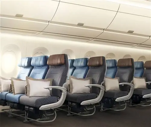Более высокие потолки и хитрое светодиодное освещение помогают сделать салон Airbus A350 Singapore Airlines более приятным.