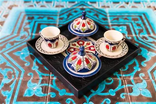 Чайный сервиз Iznik в выставочном зале Anikya в Стамбуле.