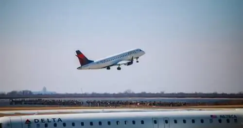 Delta отказывается от всех изменений рейсов в выходные дни 4 июля, включая разницу в тарифах