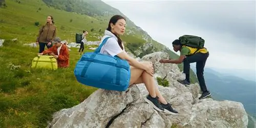 Away Now производит снаряжение для активного отдыха, такое как спортивные сумки и рюкзаки