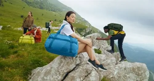 Away Now производит снаряжение для активного отдыха, такое как спортивные сумки и рюкзаки