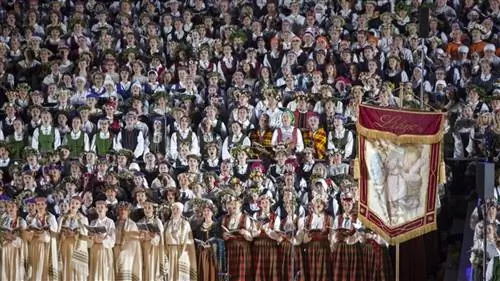 Участники хора выступают на Латвийском национальном фестивале песни и танца.