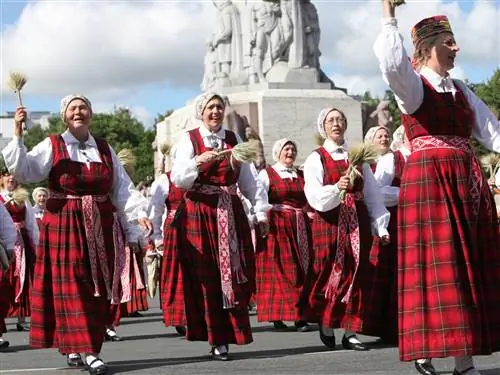 Женщины в национальных костюмах на Латвийском национальном фестивале песни и танца 2013.