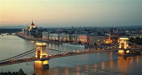 Вид с воздуха на венгерский парламент над мостом на закате.