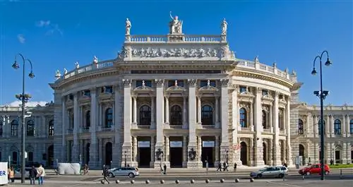 Мраморный дворец на тихой улице