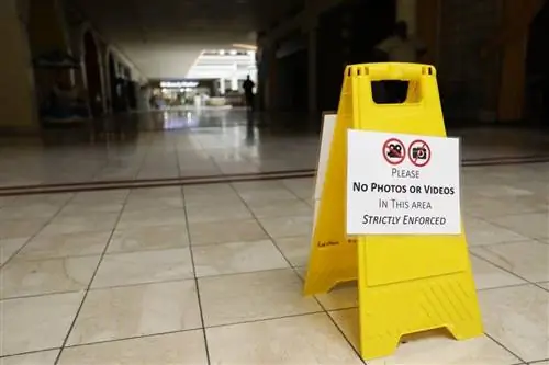 Знак перед торговым центром Gwinnett Place Mall в Дулуте, штат Джорджия, запрещает любому, кто пытается войти или сделать фото.