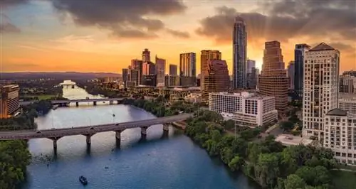 Хотя SXSW не приезжает в город до марта, художественная жизнь города кипит в октябре.