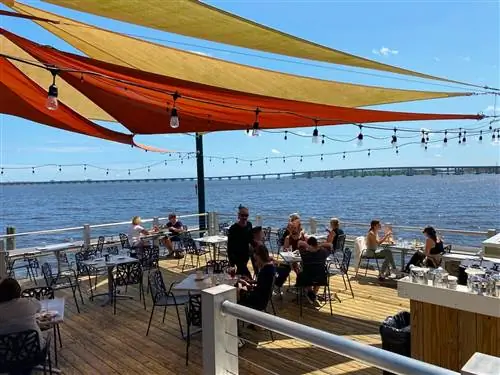 Сядьте на террасу ресторана Persimmons Waterfront, чтобы насладиться видом на реку Нойз.