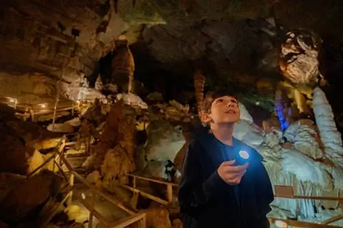 Спуститесь на 120 футов ниже поверхности земли, чтобы увидеть одни из самых больших сталагмитов и сталактитов в стране.