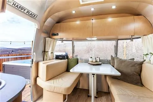 Гидромассажная ванна - это главное удобство Airstream Airbnb.