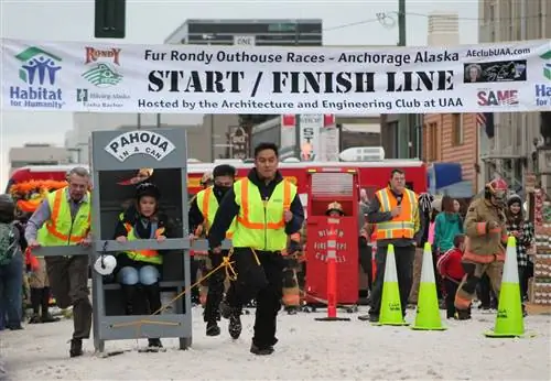 В рамках Outhouse Race переносные туалеты на лыжах мчатся по главной трассе в центре города.