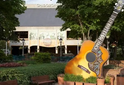 большая гитара возле здания Grand Ole Opry House Нэшвилл, Теннесси, США