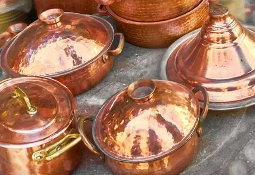 Фес, Медина. Мастерские слесарей на площади Эль-Сеффарин. Марокко.