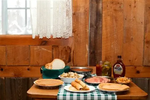 Попробуйте традиционный квебекский обед или ужин с большим количеством кленового сиропа в Cabane à Sucre L’En-Tailleur.