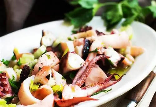 Салат из морепродуктов из разных морепродуктов и овощей
