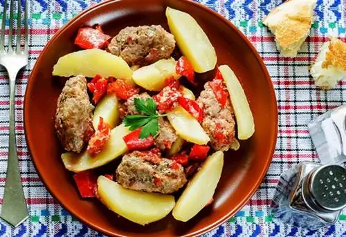 мясные котлеты, запеченные с картофелем, помидорами и красным перцем
