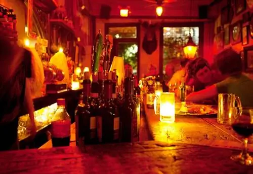 Старейшее заведение Хьюстона, винный бар La Carafe - не призрак, а часть живой истории, вневременной вызов современной сцене ночных клубов.
